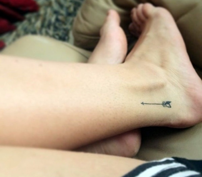 idée pour petit tatouage cheville discret flèche sur pied inspiration tattoo