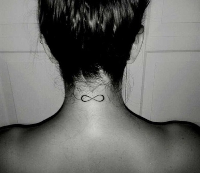 tatouage sur la nuque symbole infini tattoo cou femme discret idée