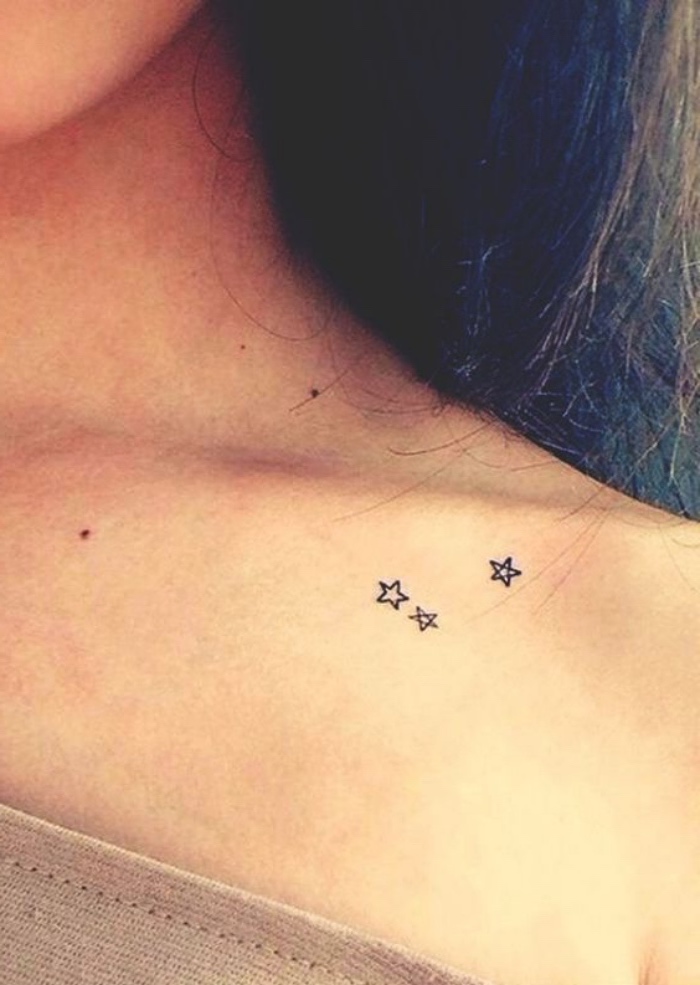 idée de petit tatouage omoplate, étoiles minuscules, pentagramme, modele tatouage féminin