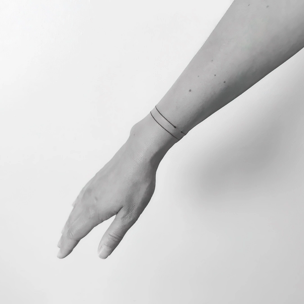photo blanc et noir idée tatouage femme minimaliste bracelet lignes fines