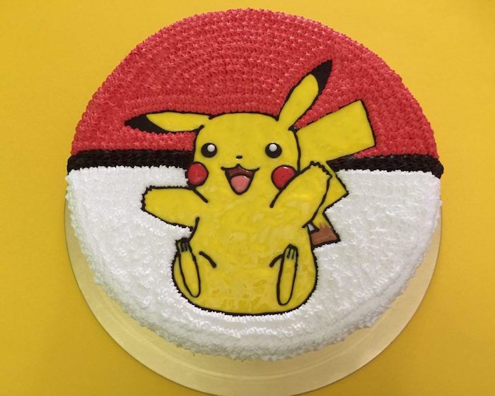gâteau d anniversaire, dessin sur le gâteau, art culinaire, pokéball décoration, génoise au vanille, pikachu dessin