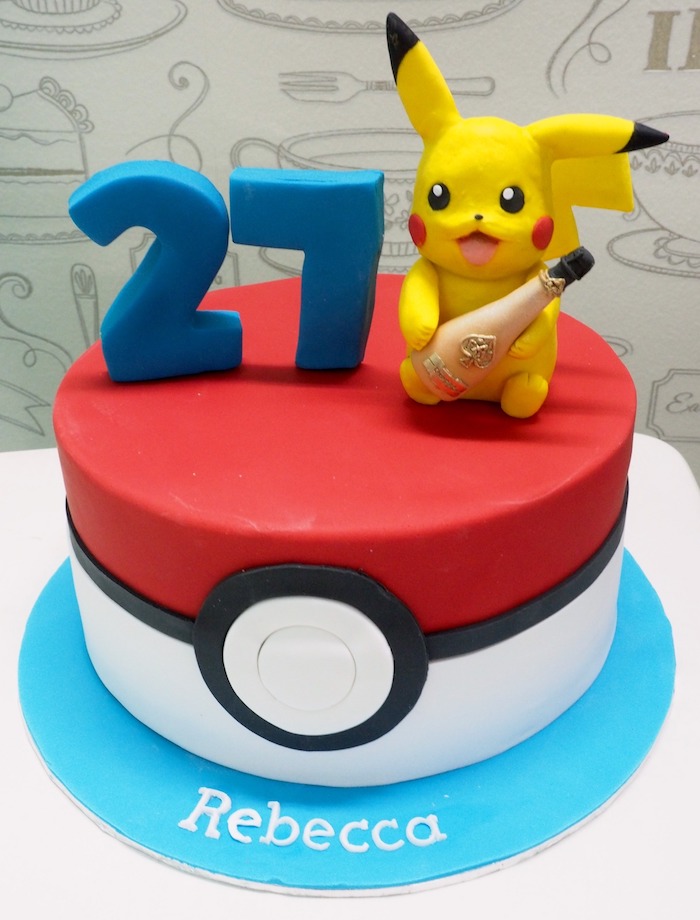 anniversaire theme pokemon, surprise anniversaire, pikachu mignon, figurine en pâte d'amande jaune