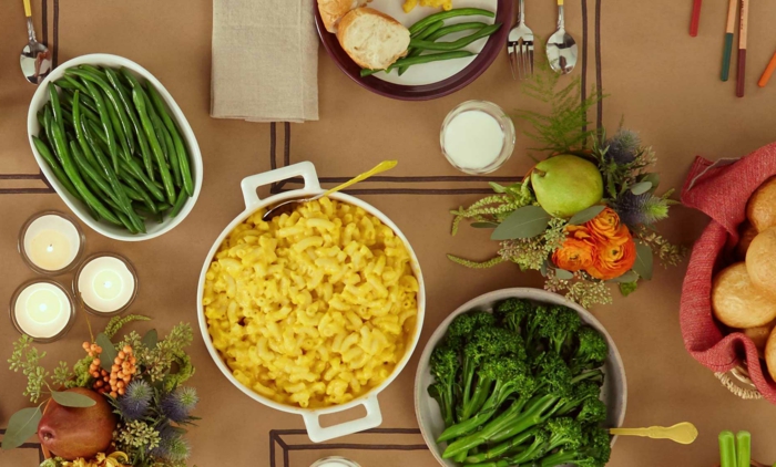 manger sainement, recette diner, brocolis, légumes, spaghettie, serviette beige, casserole, bougies, menu équilibré