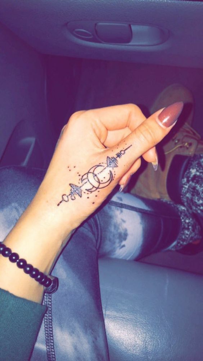 Fantastique tatouage pour femme tatouages femme tatouage sur la main lunes cool idée