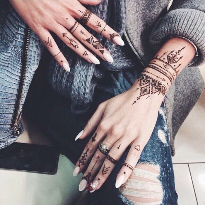 Manucure mignon main henné tatouage noir tribal sign