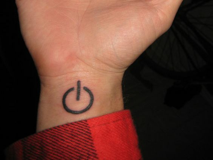 Idée tatouage poignet homme idée tatouage homme joli tatou design bouton on et off