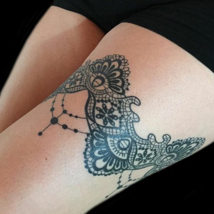 porte-jartel tatouage, dentelle tatouée à la cuisse, tattoo sexy, tour de jambe