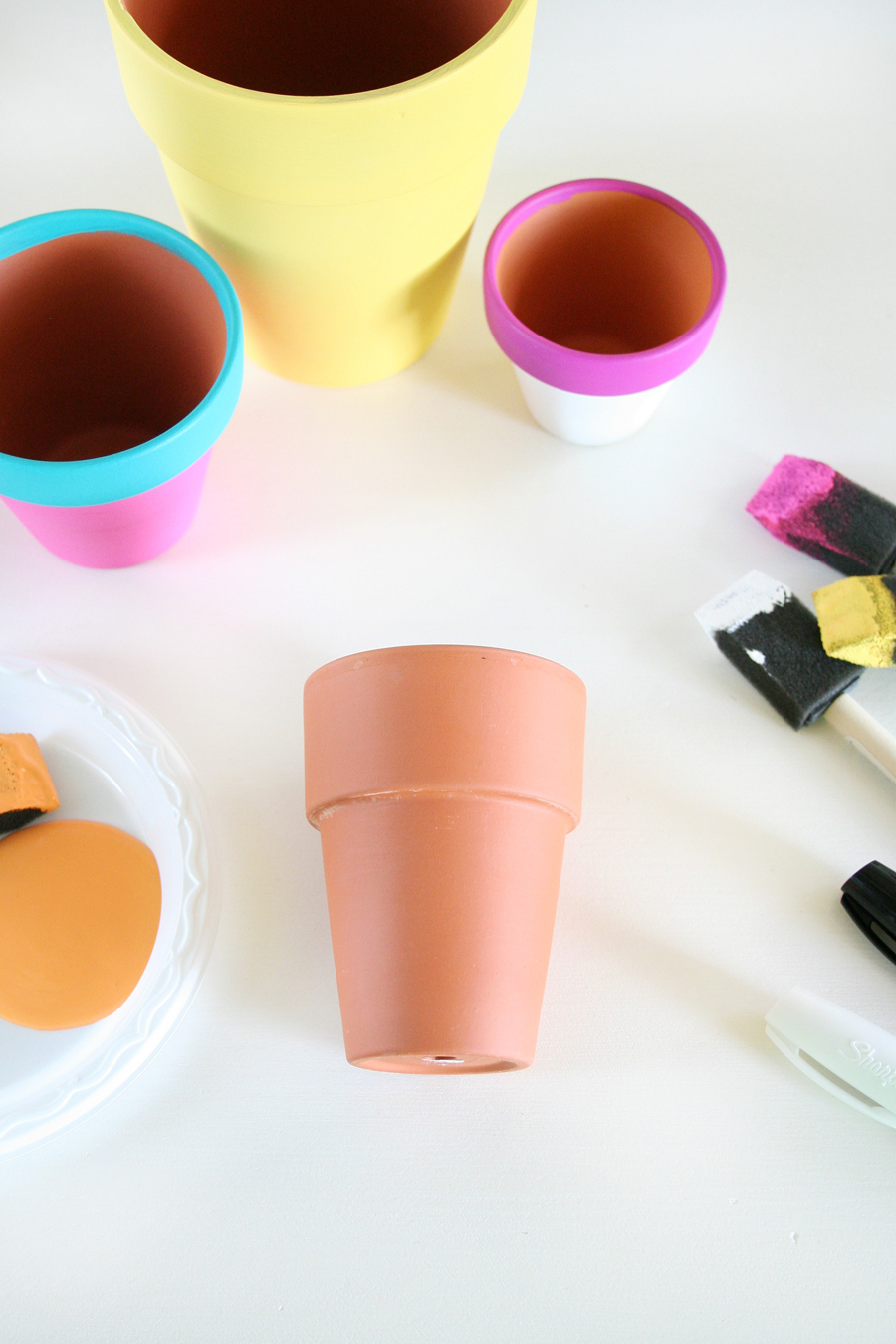 fabriquer un diy pot de fleur soi meme, des pots en terre cuite customisés à la peinture acrylique, motif fruit tropical, activité créative adulte