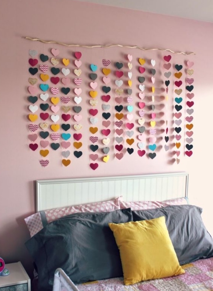 bricolage facile pour faire une tete de lit soi meme, guirlande de coeurs en papier multicolore, linge de lit gris, rose et jaune