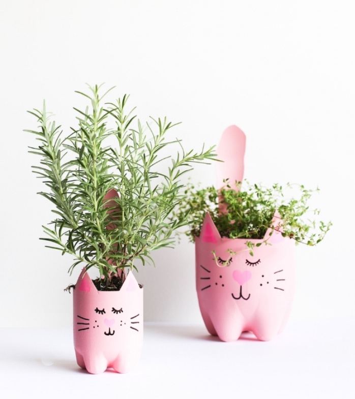idée que faire avec des bouteilles en plastique, pots de fleurs, motif tête de chat rose, bonhommes mignons, planter des fine herbes, bricolage facile