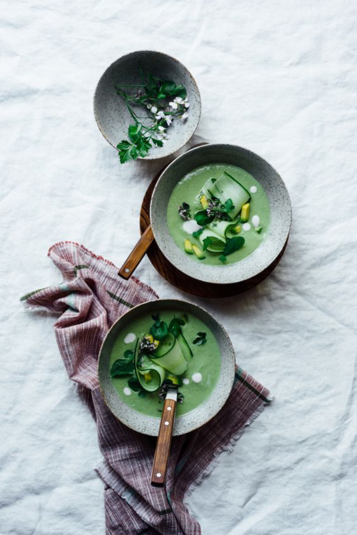 une soupe froide verte façon gaspacho, gaspacho vert d'avocat et de concombre