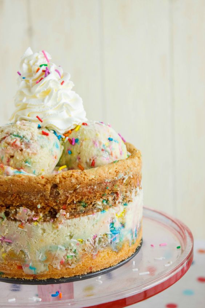 un gâteau anniversaire glacé idéal pour l'été, un layer cake aux boules de glace