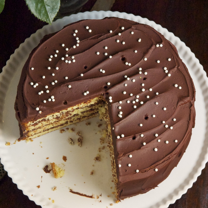 un délicieux gâteau anniversaire rond au glaçage de fudge au chocolat