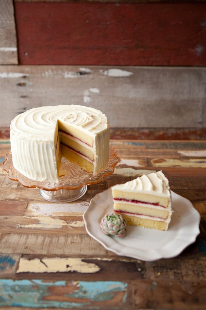 un layer cake délicieux, gâteau anniversaire à la vanille et à la confiture aux framboises