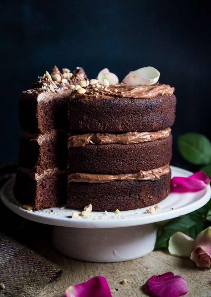 un layer cake au chocolat sans glaçage, recettes de gâteaux anniversaire sans glaçage