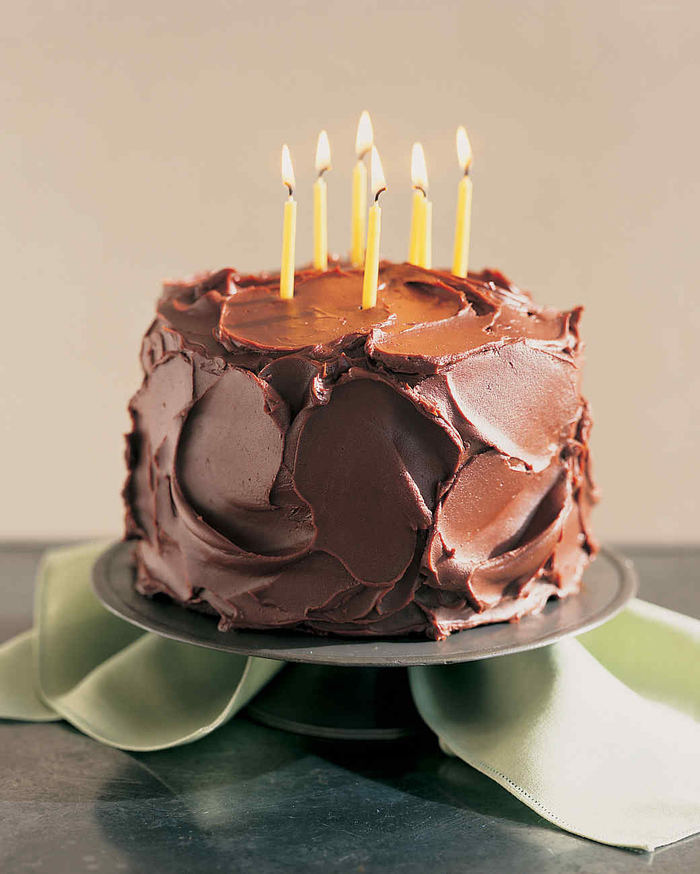 délicieux gâteau anniversaire décadent d'une couche généreuse de glaçage au chocolat