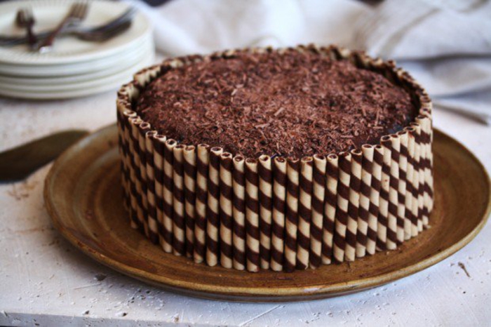 une recette facile de gateau d'anniversaire au chocolat, décoration de gâteau de cigarettes gaufrettes