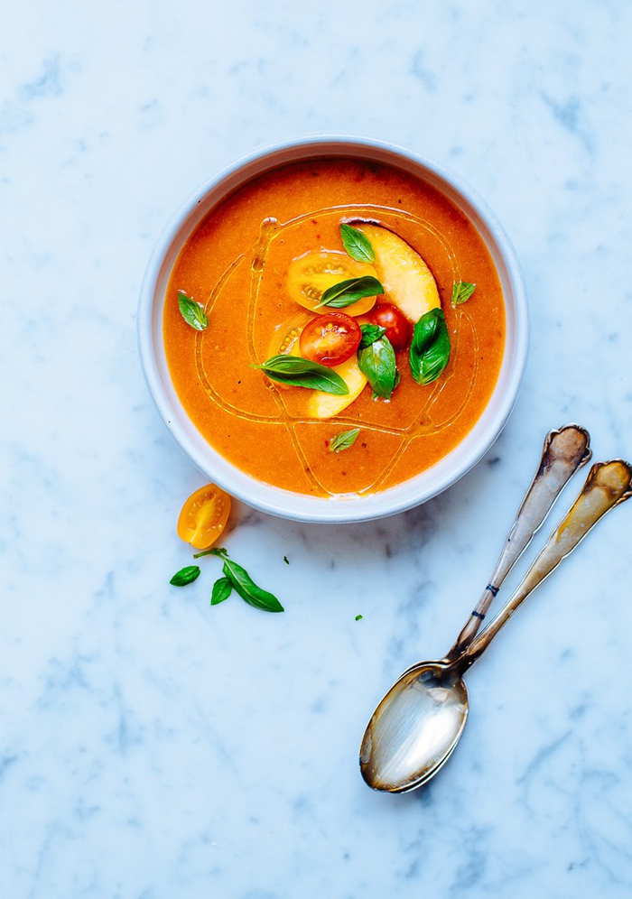 recette originale de soupe froide de nectarines et de tomates pour un repas léger en été