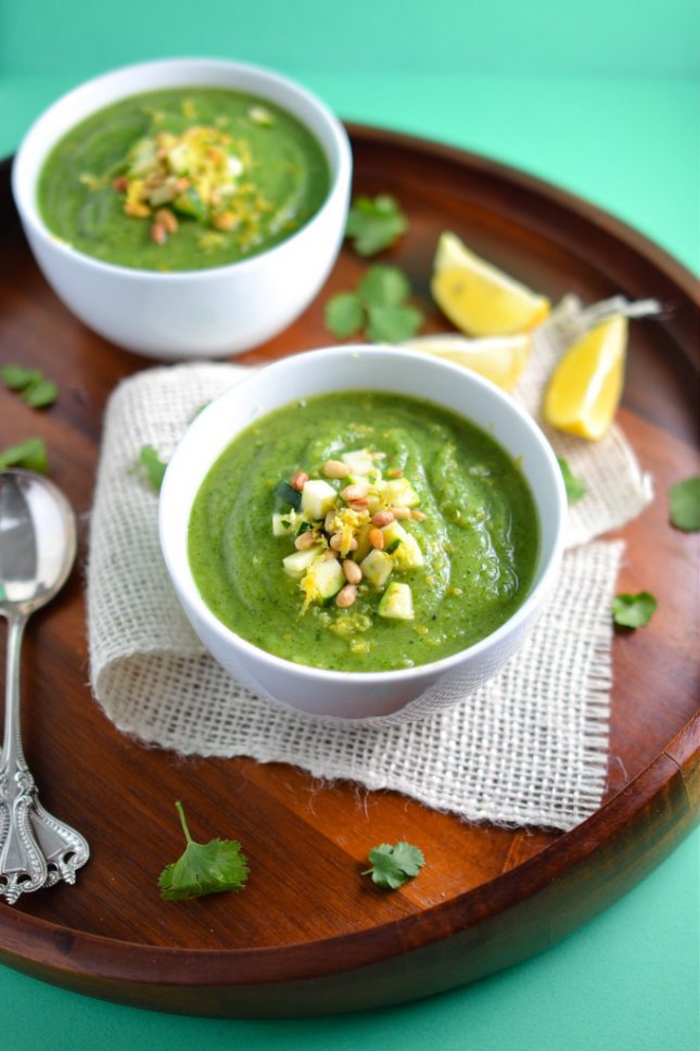 comment préparer une recette gaspacho vert aux courgettes pour un repas doux et léger en été