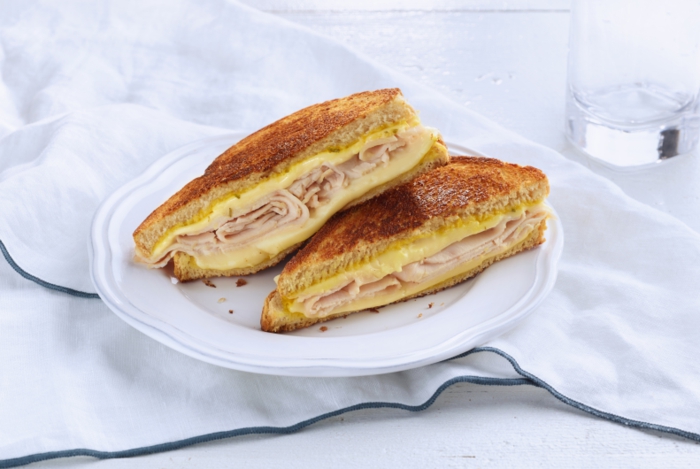 recettes rapides et équilibrées, sandwich, fromage jaune, assiette blanche, comment manger équilibré