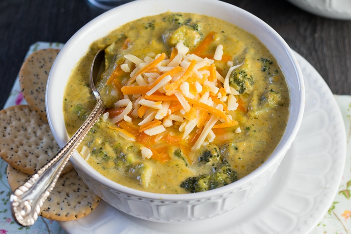 plat équilibré, soupe aux brocolis, fromage râpé, recettes rapides et équilibrées, carottes, menu sain