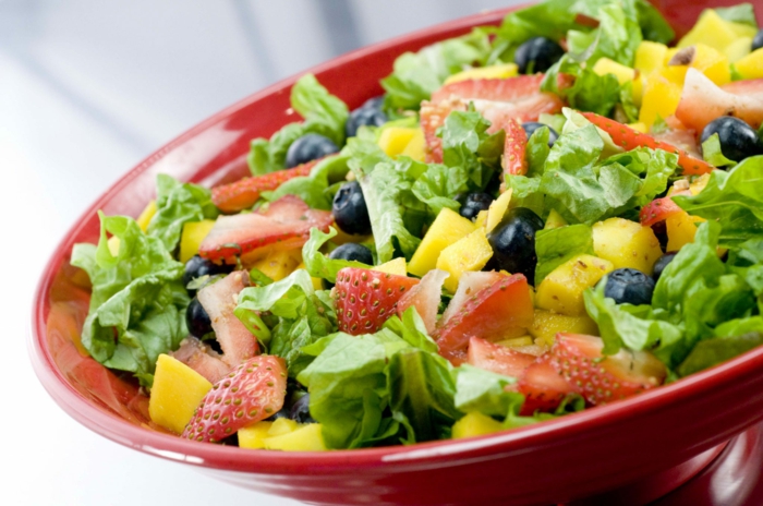 plat équilibré, assiette rouge, légumes, menu sain, chou, fraises, olives, manger équilibré