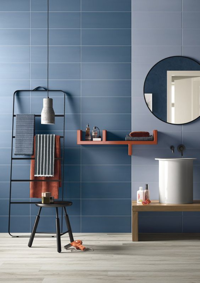 une salle de bain au design épuré aux nuances de bleu et aux accents déco en terre de sienne