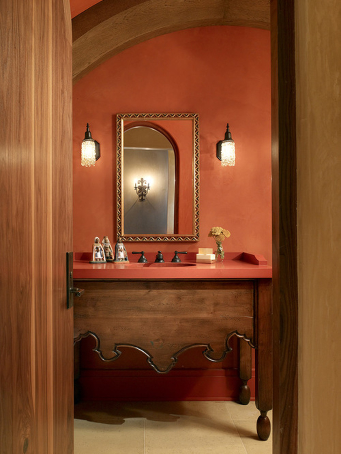 salle de bain élégante de style toscane aux tons chaud du marron et de la couleur sienne