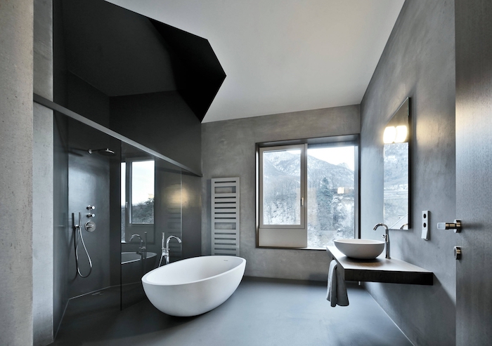 decoration salle de bain, plafond asymetrique, paroi en verre, comptoir en bois, serviette blanche