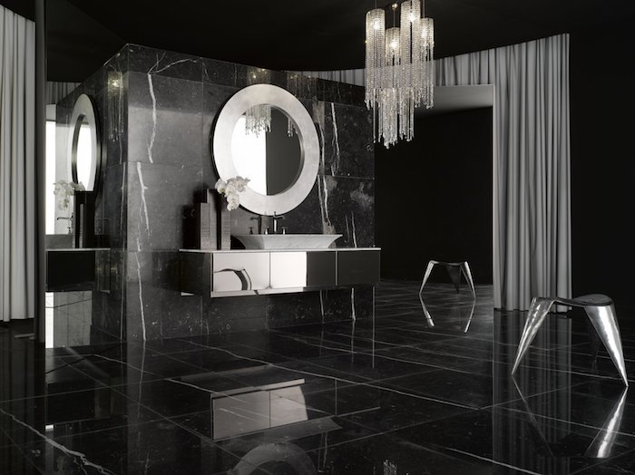 decoration salle de bain, rideaux longs, dallage noir, plafond noir, miroir cadre marbre, orchidée blanche