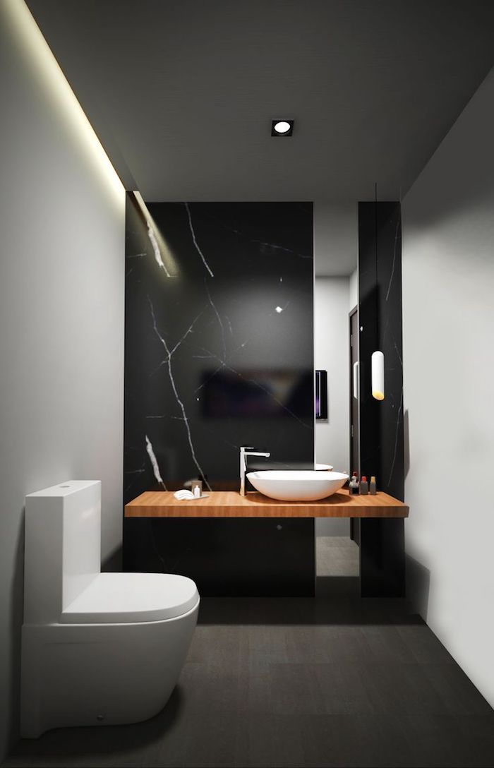 idee salle de bain, comptoir en bois, dallage imitation bois, lavabo à poser blanc, deco salle de bain