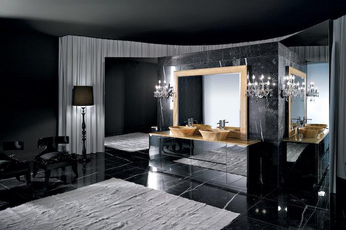 meubles salle de bain, miroir avec cadre en bois, dallage noir, rideaux longs et blancs, murs noirs, tapis de bain