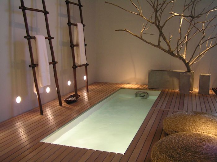 salle de bain moderne, revêtement de sol en bois, pot à fleur, arbres, murs blancs, idee salle de bain