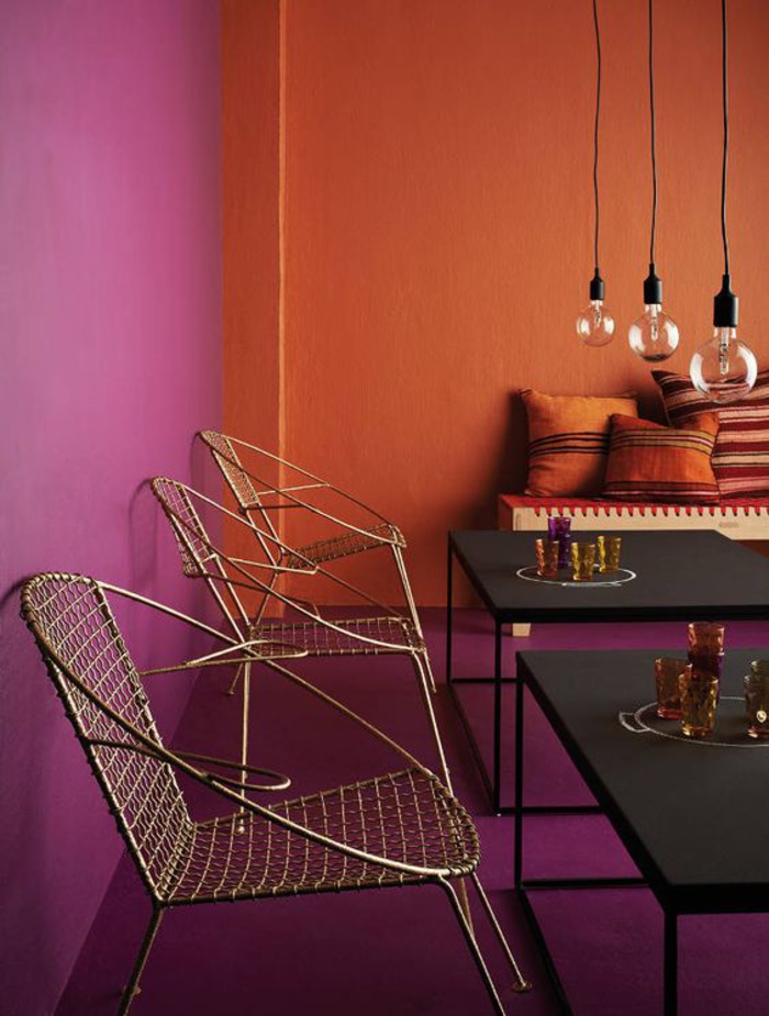 un salon aux couleurs vives d'afrique, une association audacieuse de la couleur sienne et de violet