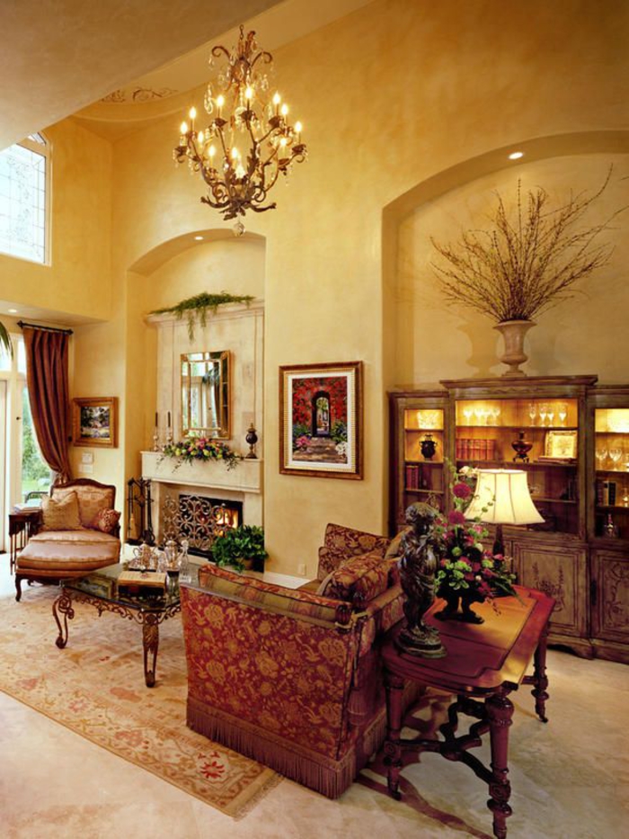 un salon somptueux et ensoleillé de style méditerranéen, un stuc vénitien couleur ocre