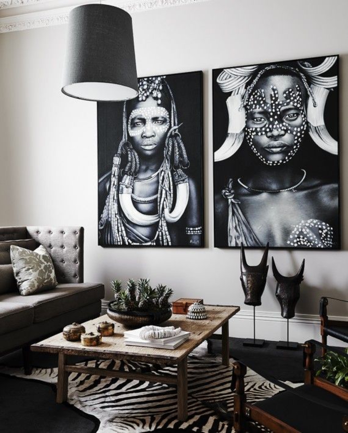 salon ethnique chic de style africain qui associe le noir et le blanc d'une manière élégante, une galerie murale avec posters imprimés à motif ethnique
