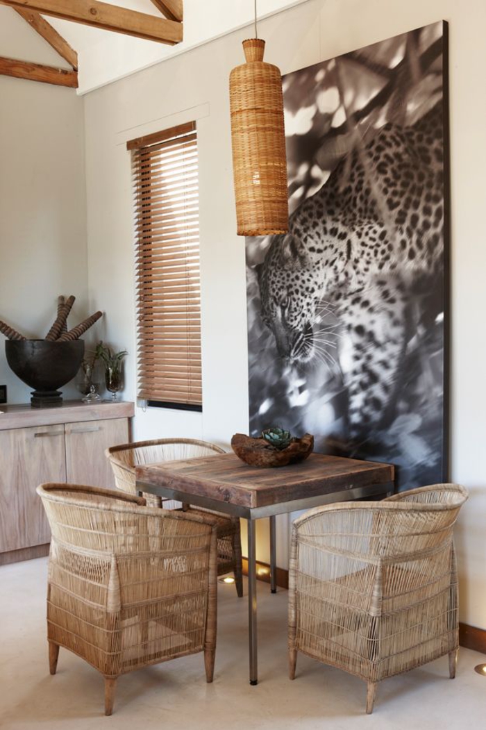 le style colonial contemporain, meubles en bois naturel et en rotin, grand poster photo imprimé léopard