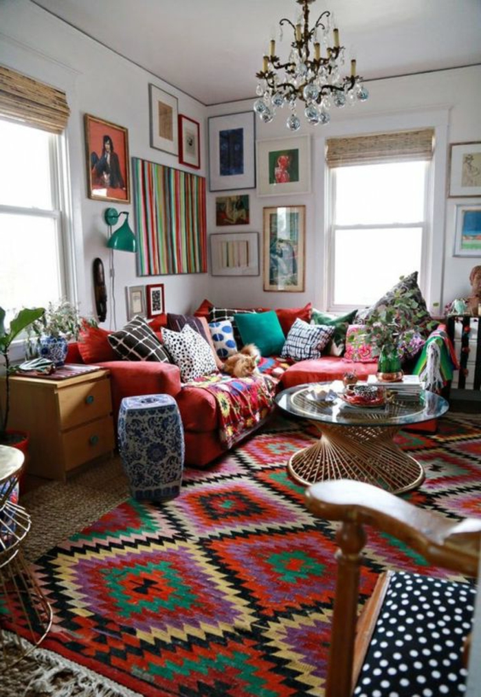 salon ethnique, tapis original motifs géométriques, salon style boho chic, coussins déco