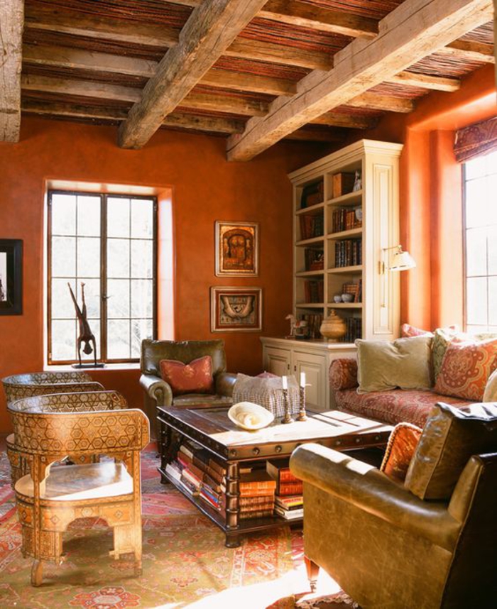 salon rustique couleur sienne brûlé de style italien aves des meubles anciens et des poutres apparentes en bois rustique