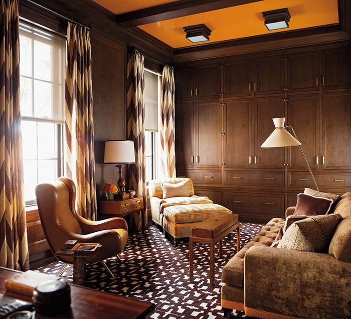 salon vintage aux nuances de marron et de la couleur ocre illuminé par le plafond orange
