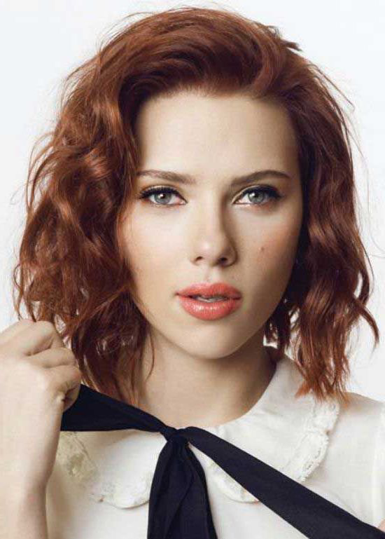 modele coupe de cheveux scarlett johanson, coupe carré court sur des cheveux roux, idée de coiffure vintage