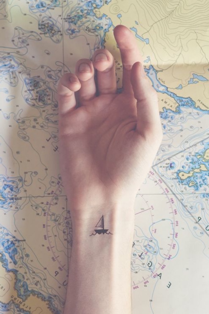 idée de tatouage poignet, flot et bateau, petit voilier, petit tatouage femme voyage, navigation