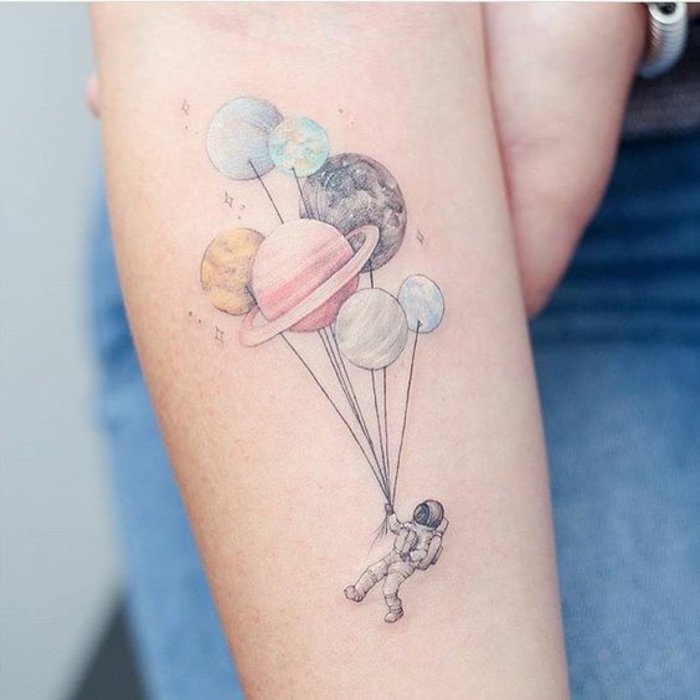 Tatouage pour femme planettes astronaute cool idée tatouage coloré