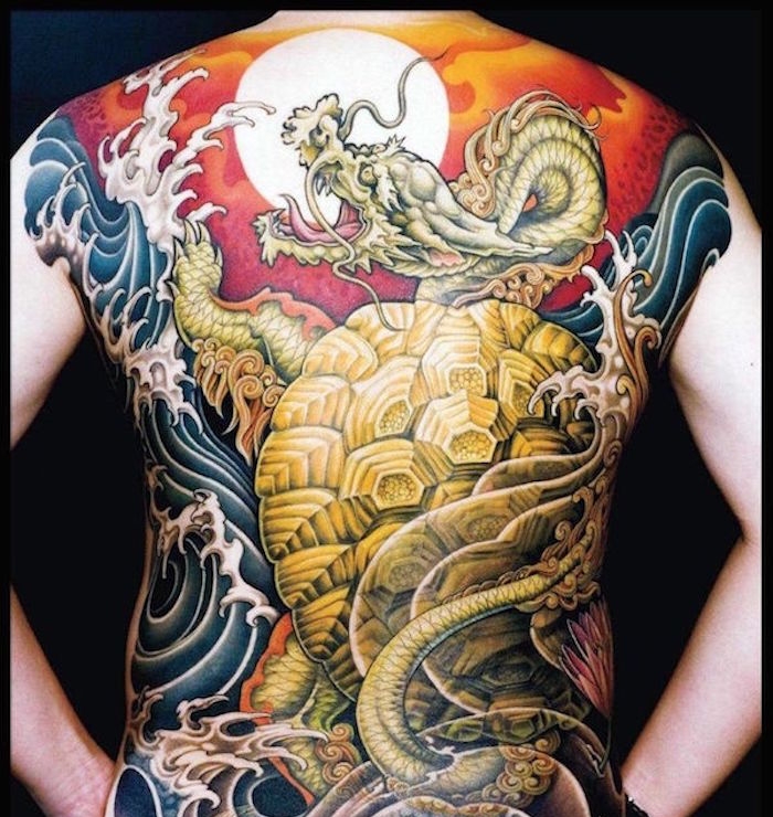 tatouage traditionnel japonais avec dragon soleil levant dos entier yakuza