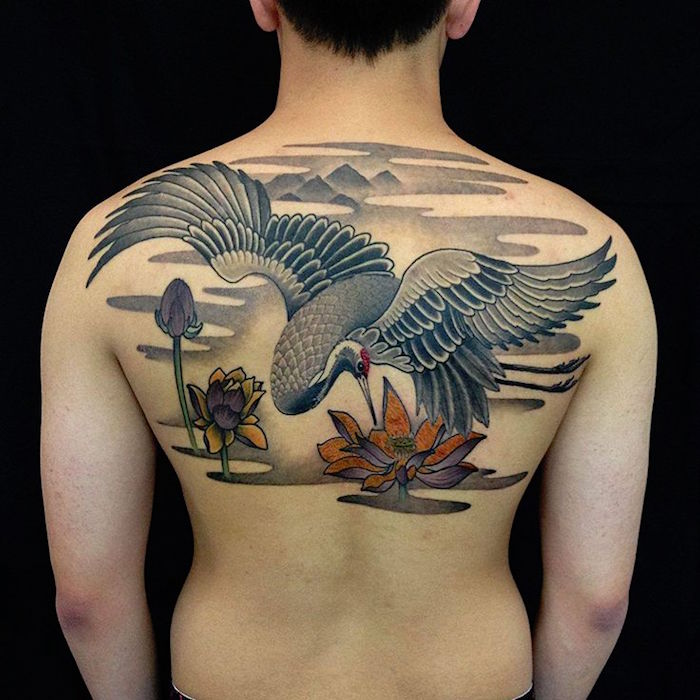 tatouage new school japonais cigogne et fleur japonaise dans le dos