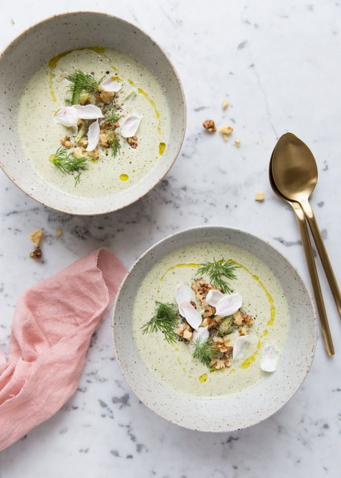 recette rapide de soupe froides de concombres et de yaourt, un repas léger sans cuisson