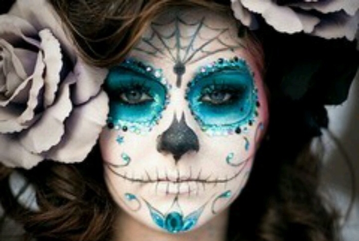 maquillage halloween tete de mort en couleurs pour fete morts mexique