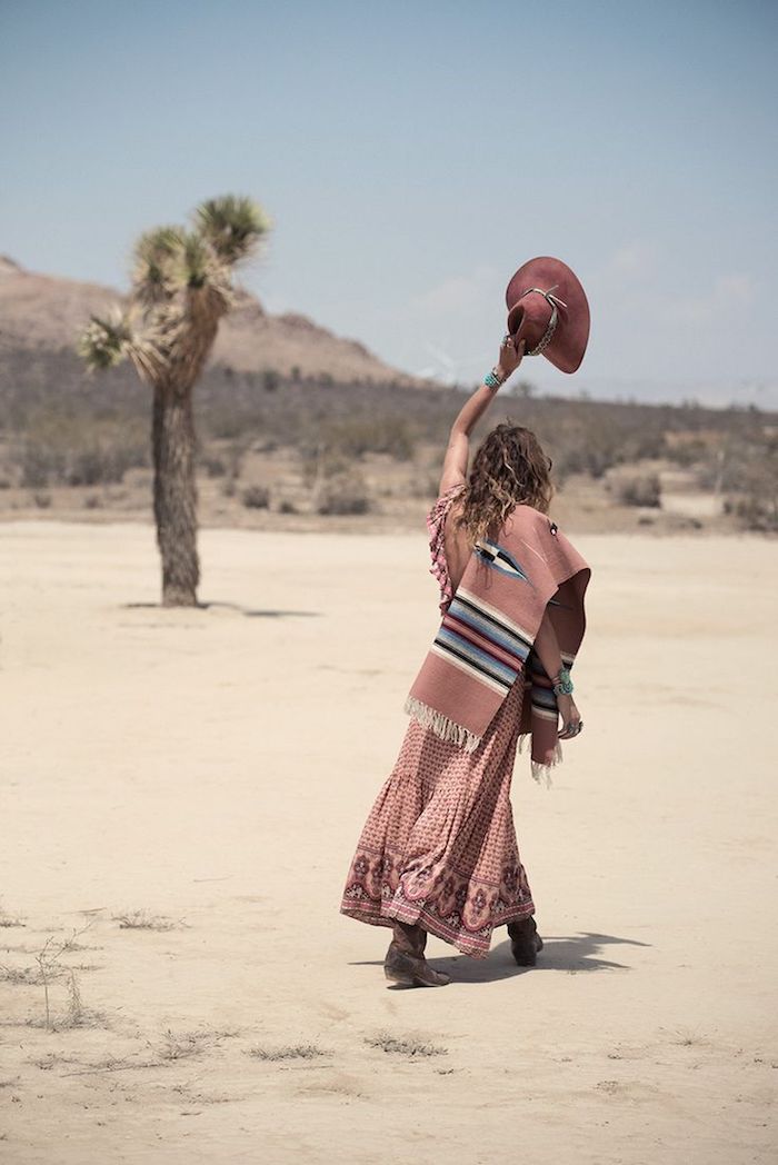 vetement boheme, femme dans le désert, palmier, sable, capeline bordeaux en velours, bottines marron