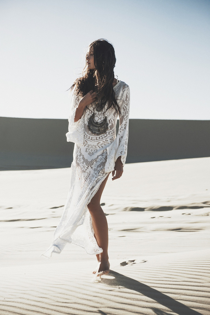 robe bohème chic, cheveux longs, vêtement en dentelle et motifs floraux, femme dans le désert, look bohème