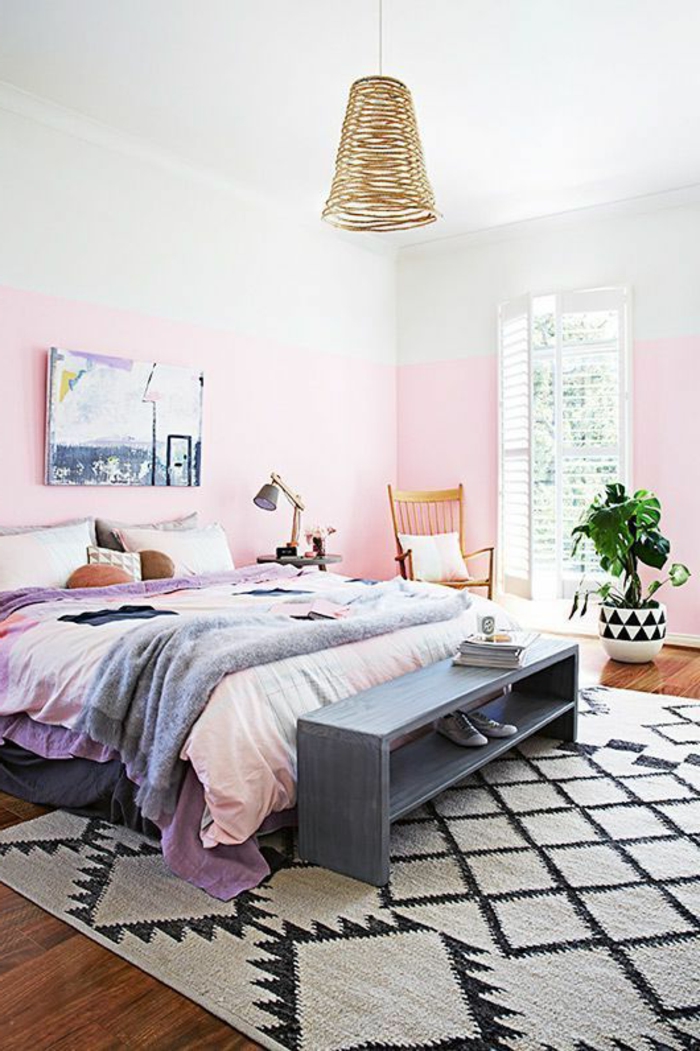 chambre à coucher en style ethnique, plafonnier en rotin, mur rose, tapis ethnique